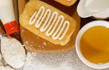 Roti gandum-madu berkrim