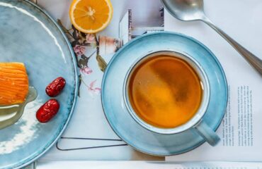 Мед выплевывается или вытаскивается пчелами