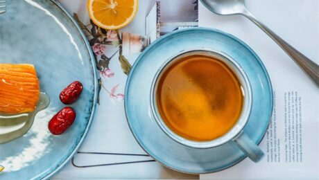 꿀은 뱉어내거나 꿀벌이 뽑는다