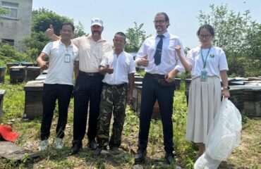 Немецкие покупатели посещают пчеловодческую ферму Delee Foods для покупки 100% чистого натурального меда