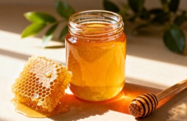 couverture en miel pur Miel pur dans un pot en verre avec nid d'abeilles et louche, symbolisant des ingrédients de miel naturels et de haute qualité pour les acheteurs B2B