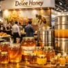 Exhibición de miel premium en el stand de exposición THAIFEX HOREC Asia 2026 en Bangkok, que muestra las soluciones de marca privada y a granel de Delee Honey para compradores de HORECA.