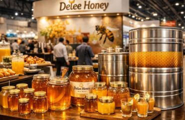 thaifex-horec-asia-2026-honey На стенде THAIFEX HOREC Asia 2026 в Бангкоке была представлена премиальная экспозиция меда Delee Honey, демонстрирующая решения для оптовой продажи и производства под собственной торговой маркой для покупателей из сектора HORECA.