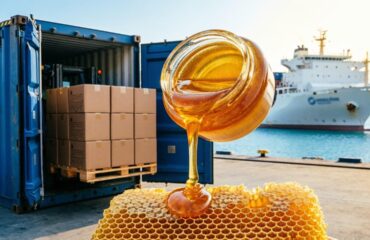 remessa-exportação-de-mel-malásia Remessa de exportação de mel premium: dois contêineres carregados com caixas de mel em um moderno porto internacional. Em primeiro plano, um pote de mel dourado com mel escorrendo e favos de mel naturais. Empilhadeira carregando paletes de exportação. Ao fundo, um conceito sutil de comércio com a Malásia. Fotografia profissional B2B para exportação de alimentos. Ultrarrealista, com luz solar dourada e quente. Logística global, comércio internacional, estilo de publicidade comercial. Altamente detalhado, foco nítido, marca premium. Proporção 16:9. Qualidade 8K. Sem texto, sem marca d'água.