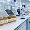 Laboratoire de tests de qualité du miel chez Delee montrant l'analyse HMF, diastase et humidité