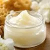 Les bienfaits du gelée royale pour la santé — gelée royale fraîche en pot de verre avec rayon de miel