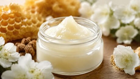 royal-jelly-health-benefits-fresh-jar Royal jelly health benefits — fresh royal jelly in glass jar with honeycomb