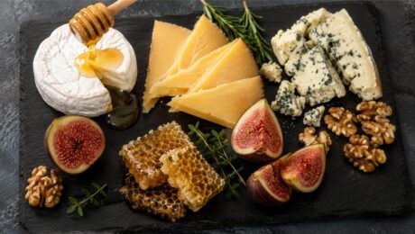 Domine a harmonização de queijo com mel: méis florais leves para queijos frescos, variedades escuras para envelhecidos — além de aplicações de varejo, restaurante e fabricação.